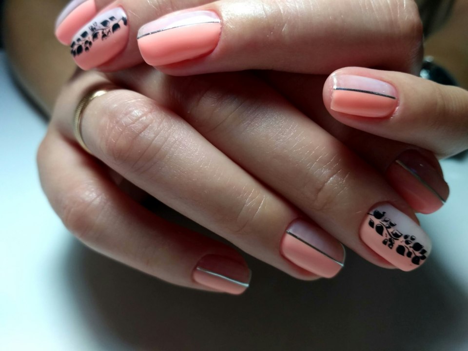 Бежевый маникюр с черным рисунком на короткие ногти полоска сердечко