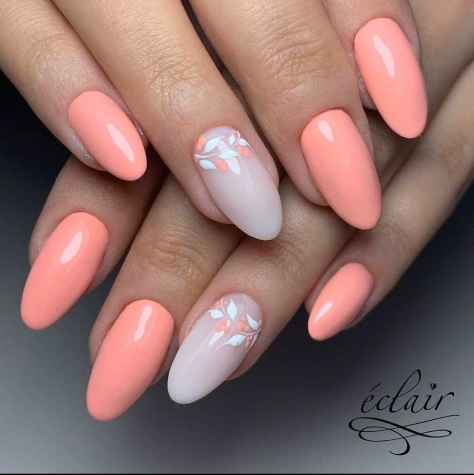 Персиковый маникюр