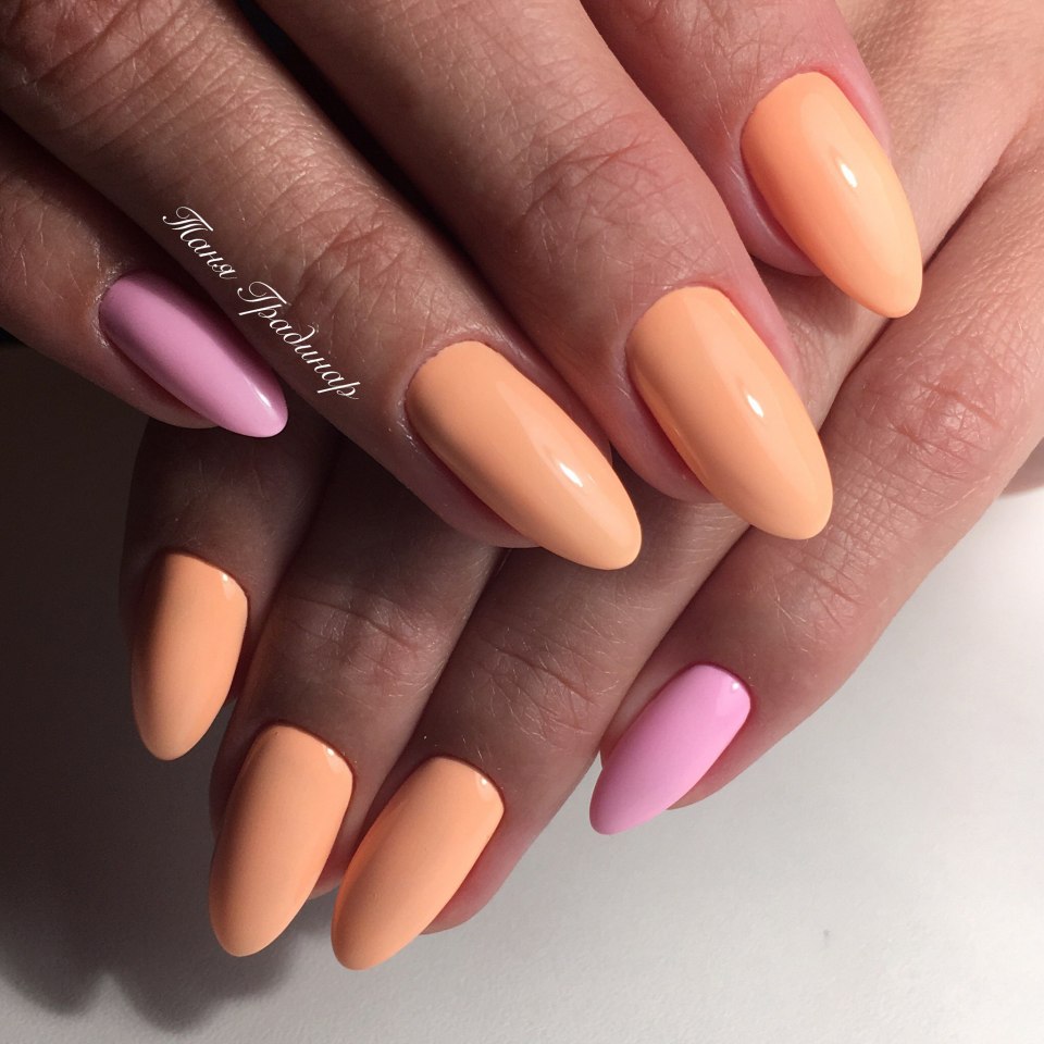 Светло оранжевый маникюр