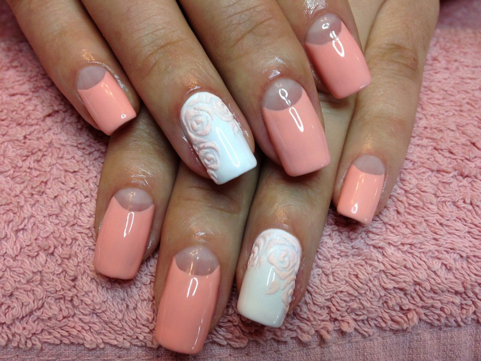 Маникюр в бежево-персиковых тонах