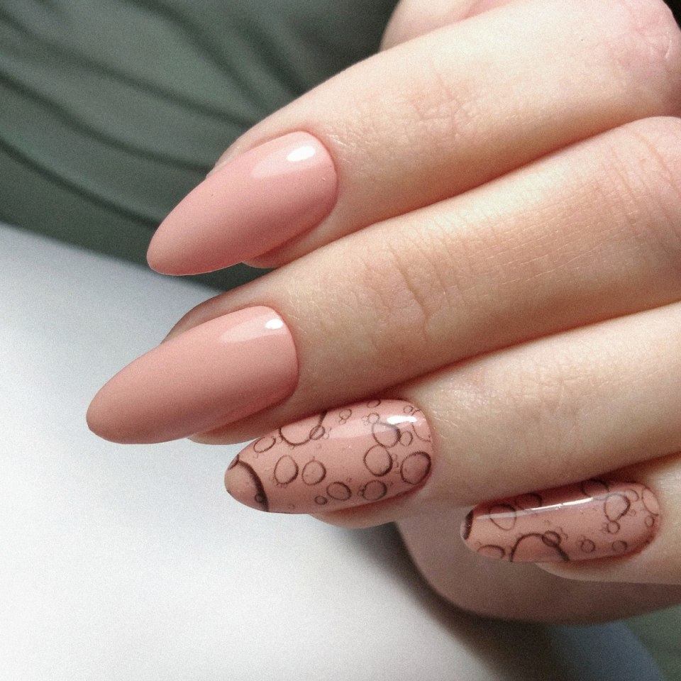 Оранжевый маникюр на короткие ногти