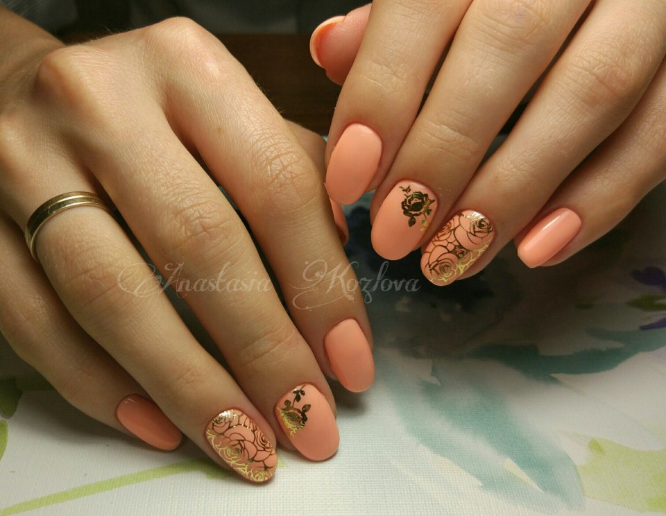 Персиковый маникюр на короткие ногти