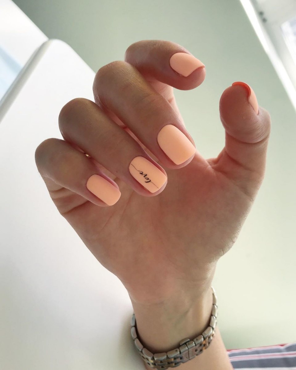 Яркий персиковый маникюр