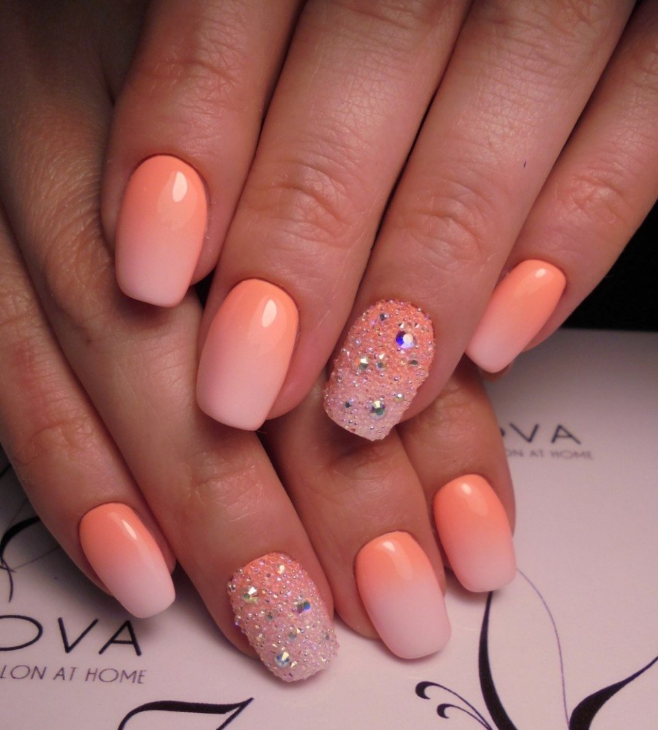 Персиковый маникюр со стразами