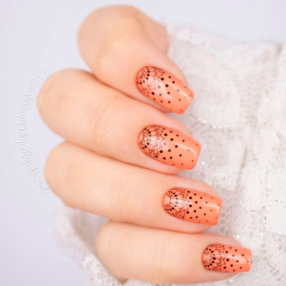 Персиковые ногти с блестками