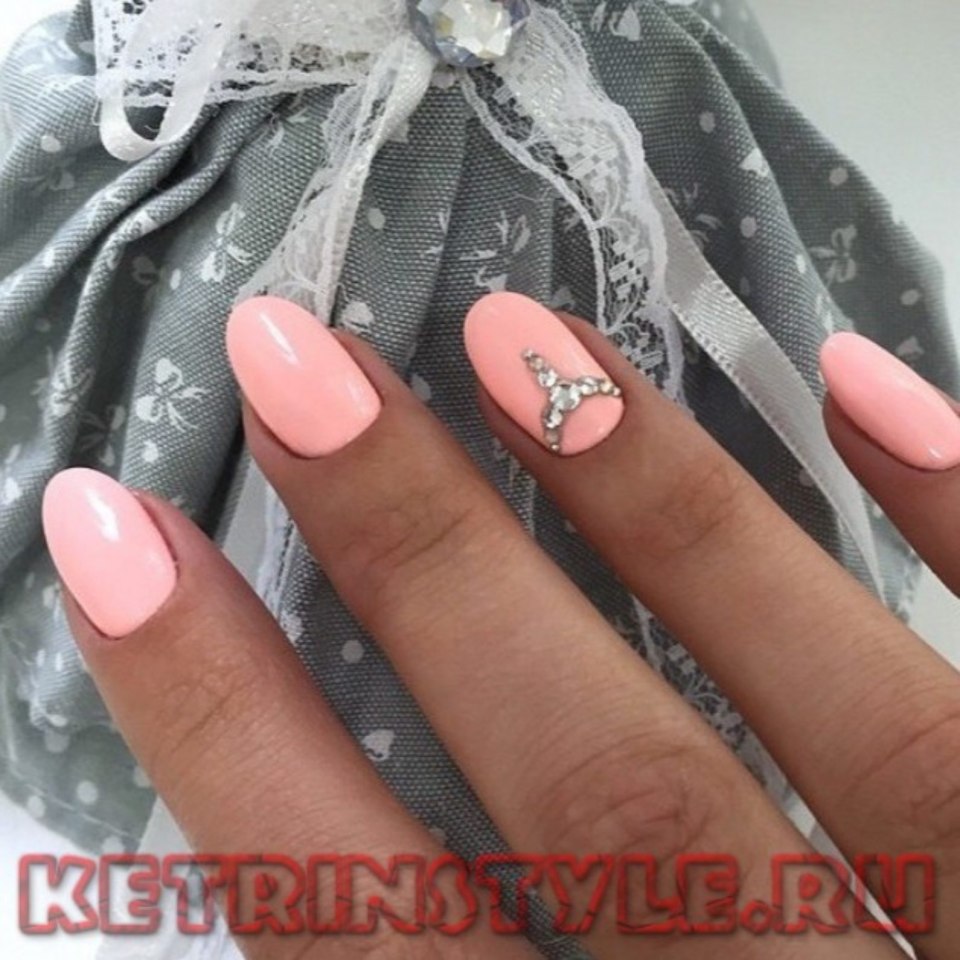 Светло коралловый маникюр