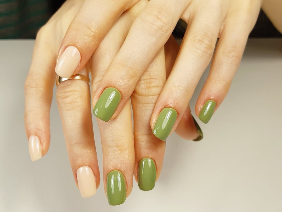 Ногти болотного цвета