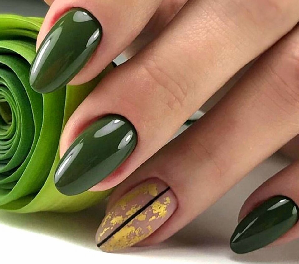 Маникюр зелёный матовый с золотом