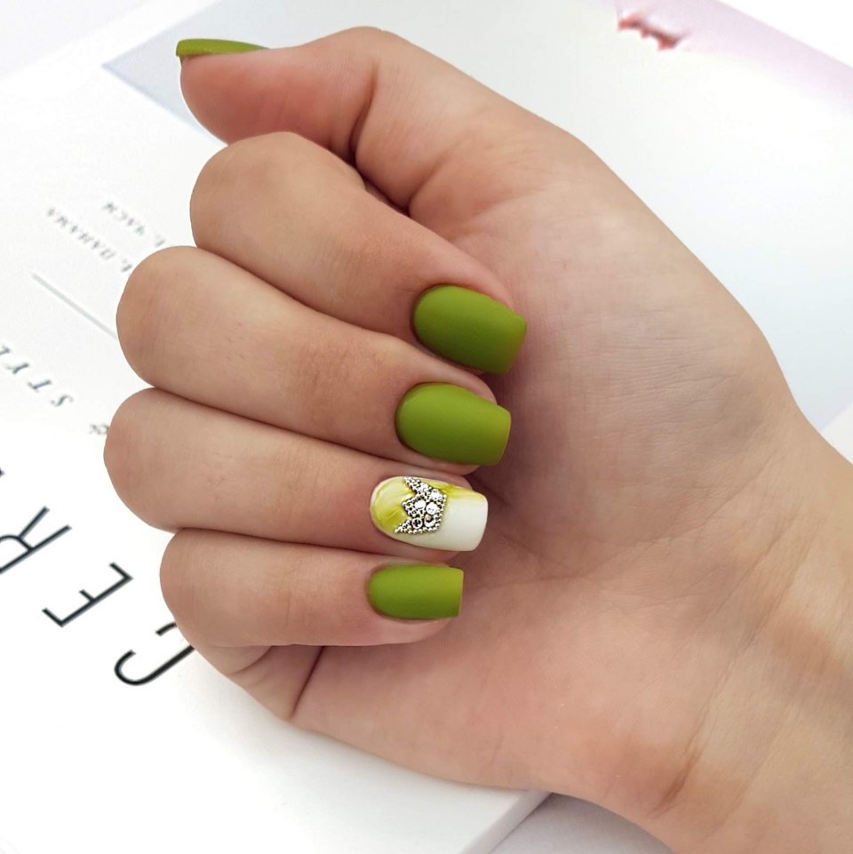Ногти изумрудный маникюр с золотом