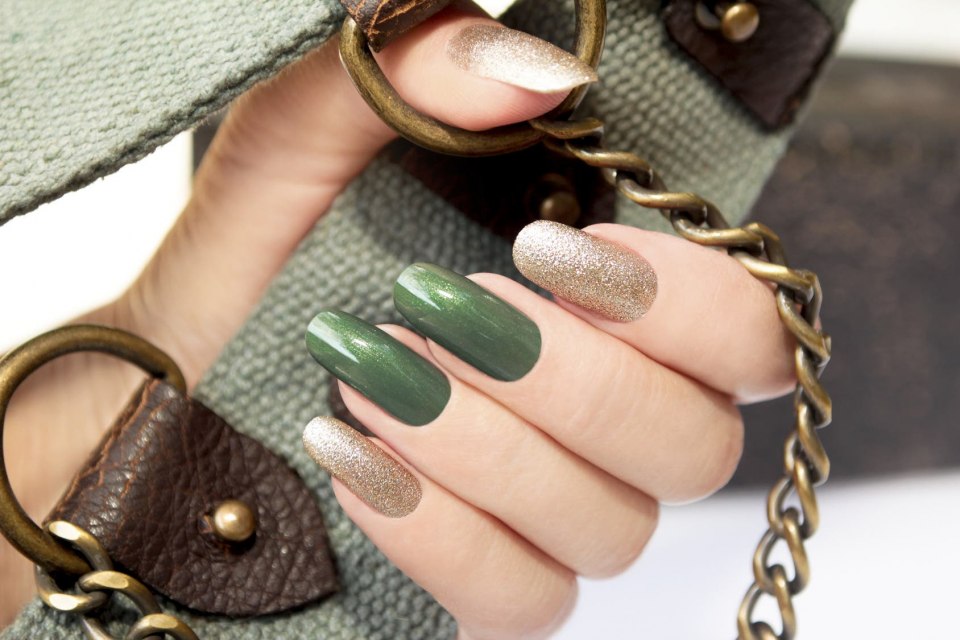 Маникюр в зеленых тонах