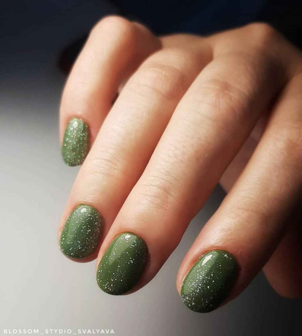 Оливковый маникюр 2020