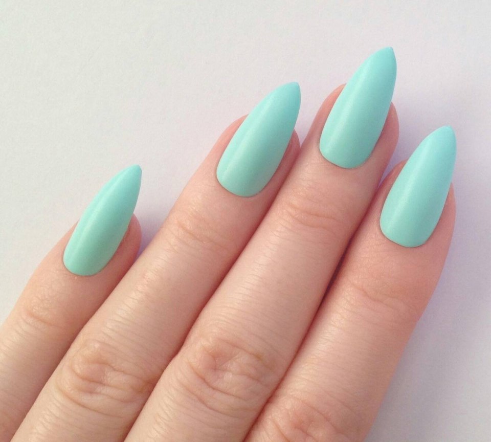 Мятный маникюр на миндалевидных ногтях