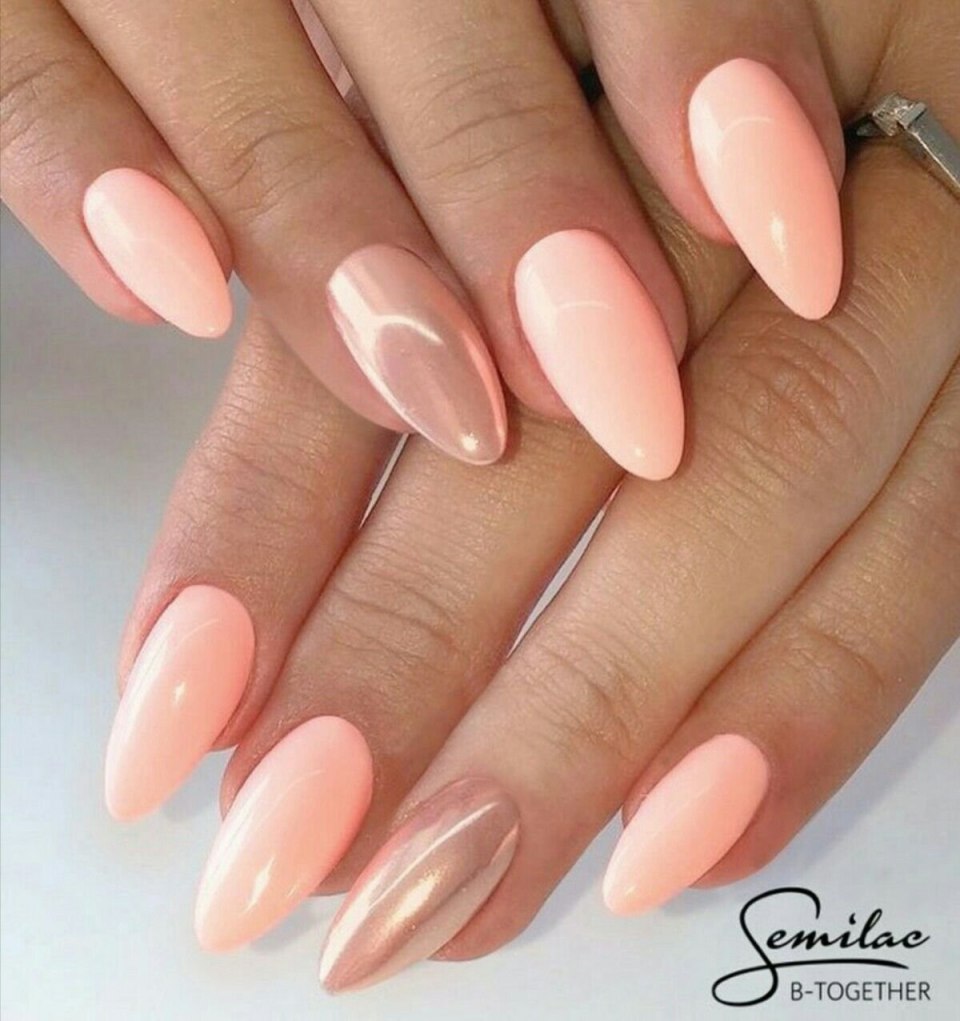 Разноцветный маникюр на миндалевидных ногтях