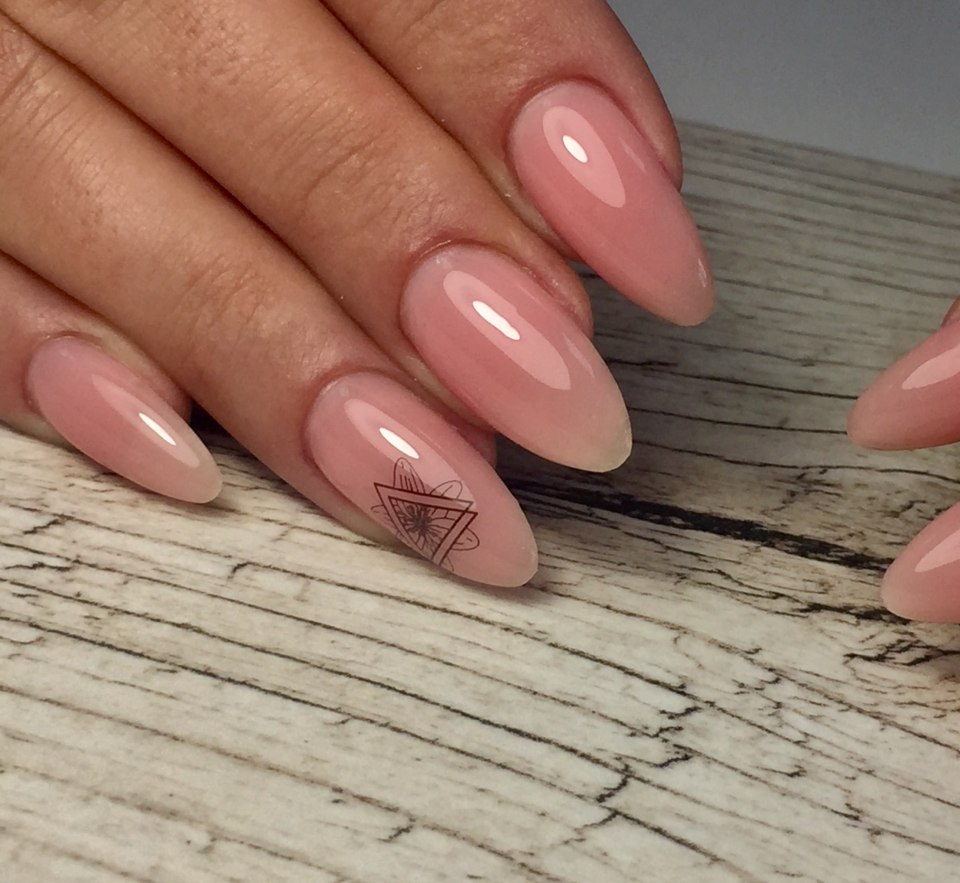 Розовый маникюр на миндалевидных ногтях
