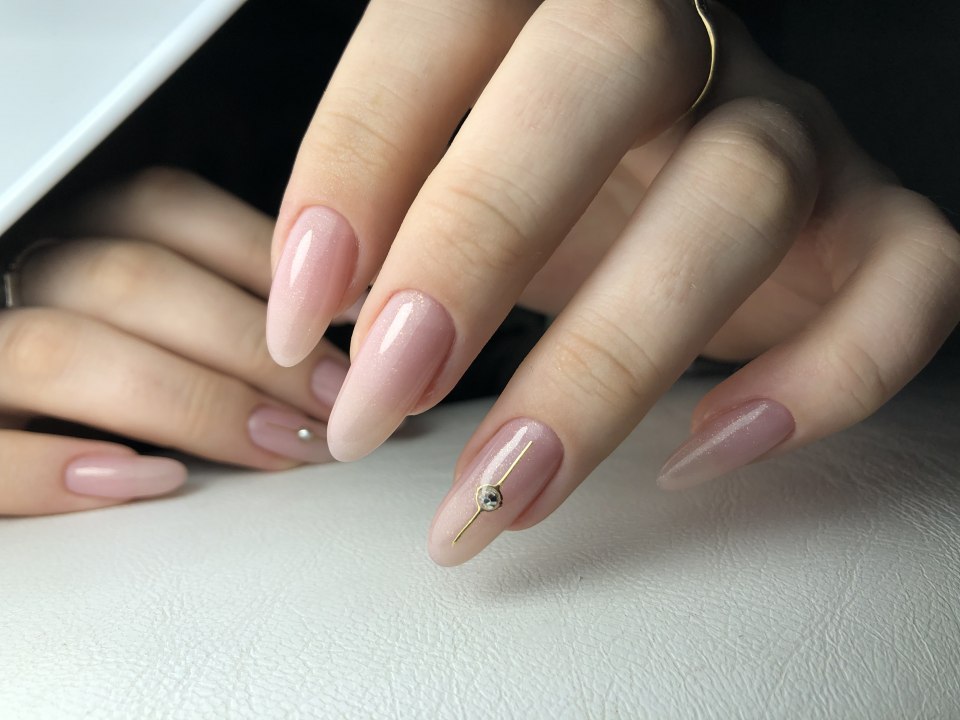 Сиреневый маникюр миндальной формы