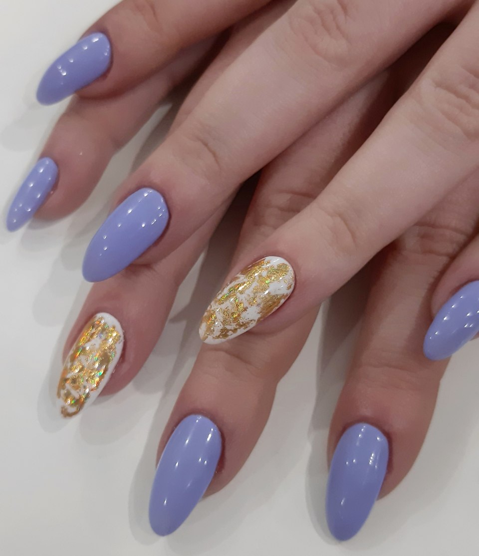 Лавандовый маникюр с фольгой