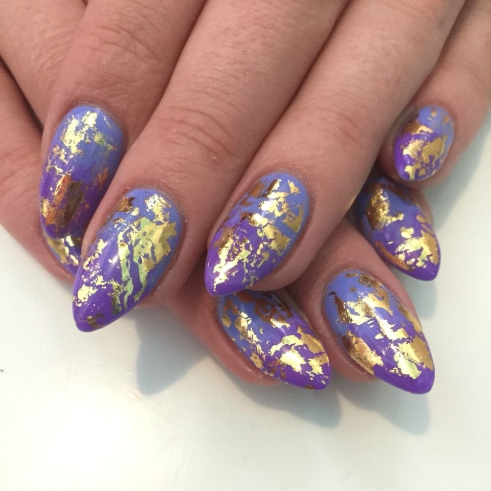 Лиловый маникюр с фольгой