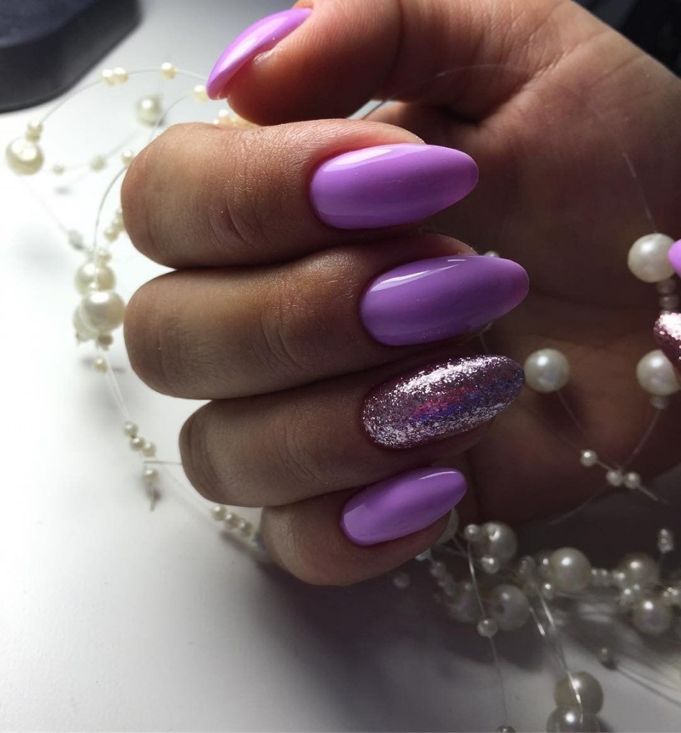 Фиолетовый маникюр с наклейками