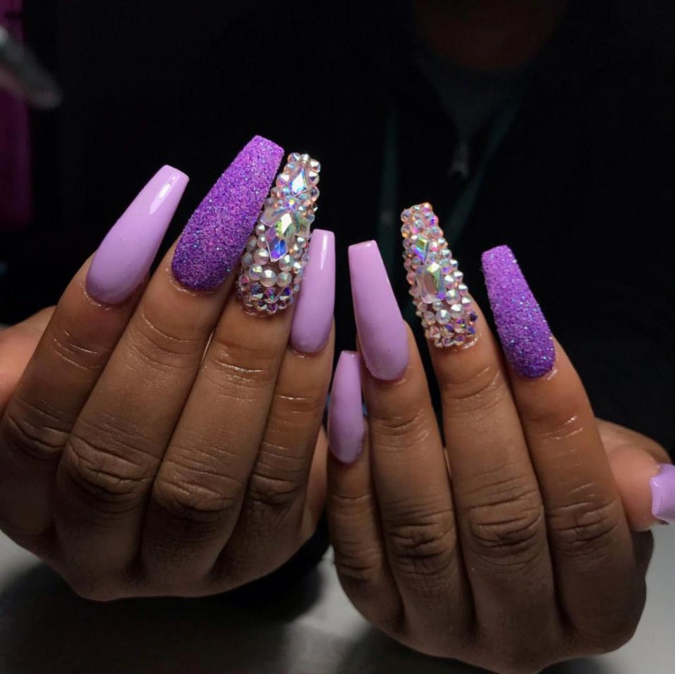 Сиреневый маникюр с полосками