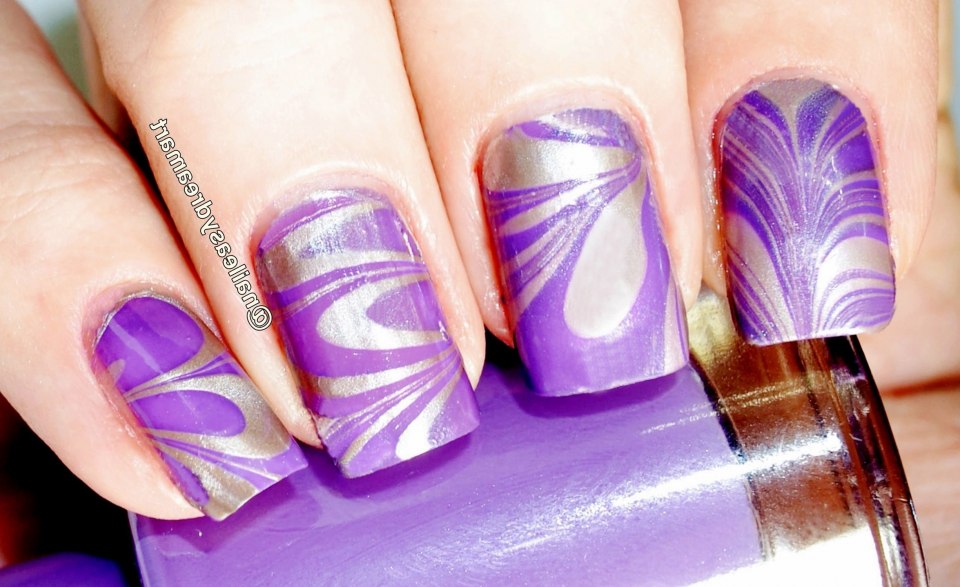 Сиреневый маникюр с золотыми полосками