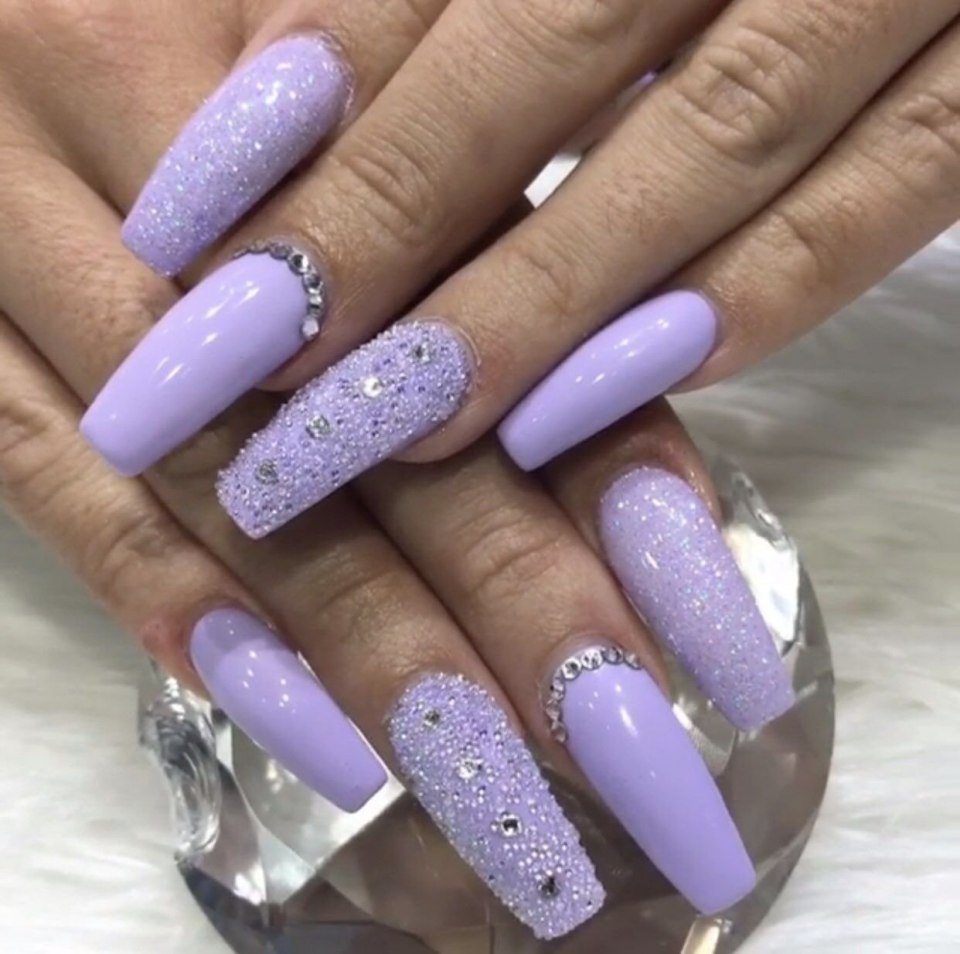 Сиреневый маникюр со стразами