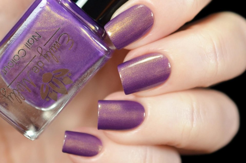 Фиолетовые ногти со стразами