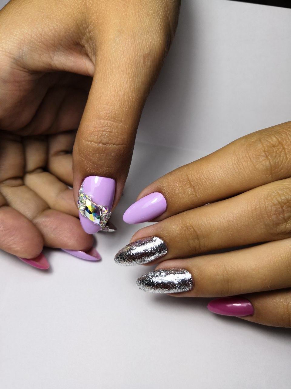 Фиолетовый маникюр с золотой фольгой