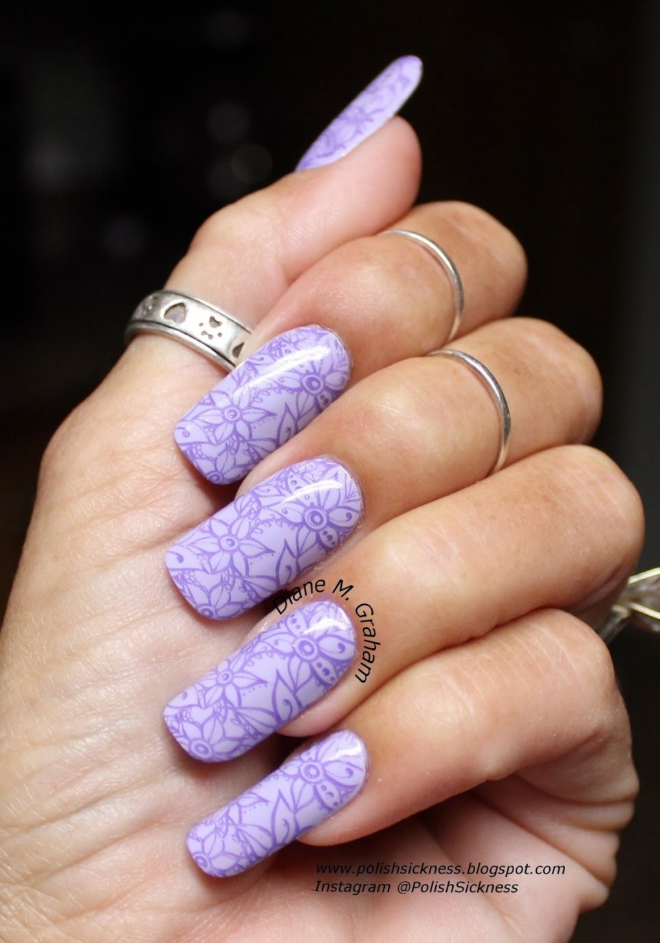 Сиреневый маникюр с полосками