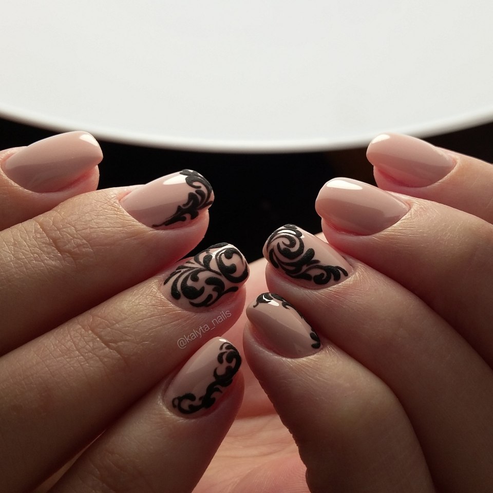 Маникюр бежевый с черным