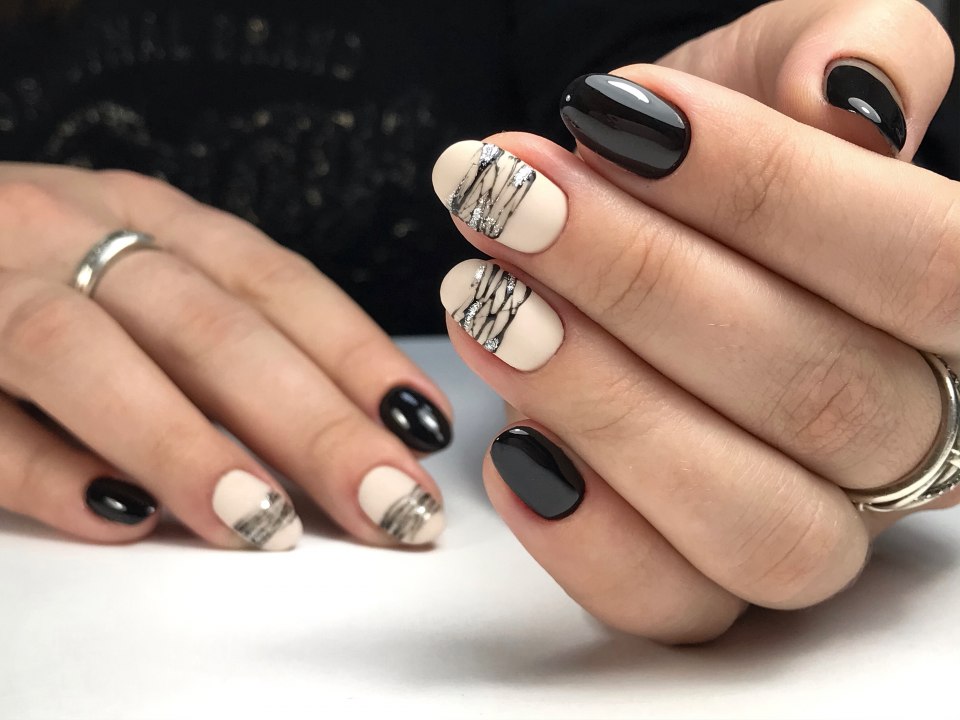 Маникюр бежевый с черным