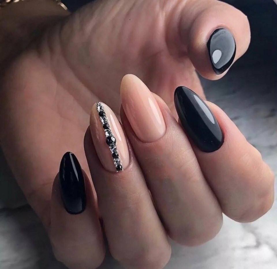 Маникюр бежевый с черным