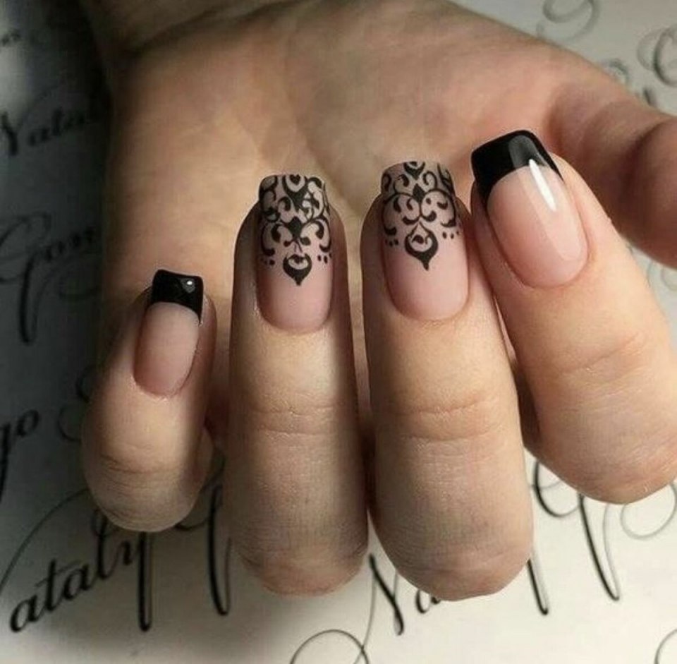 Ногти бежевые с черным кружевом