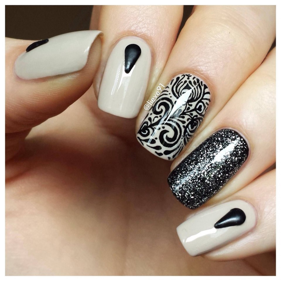 Маникюр бежевый с черным