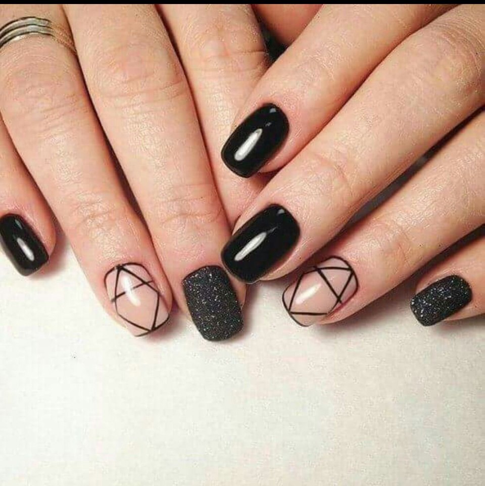Маникюр бежевый с черным геометрия