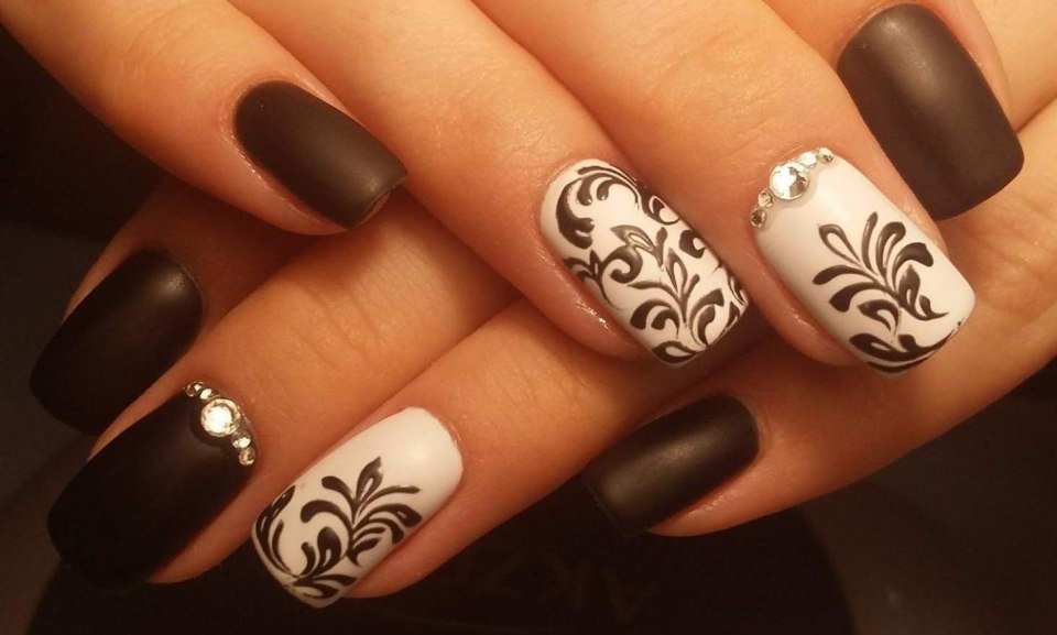 Бежевый маникюр на короткие ногти