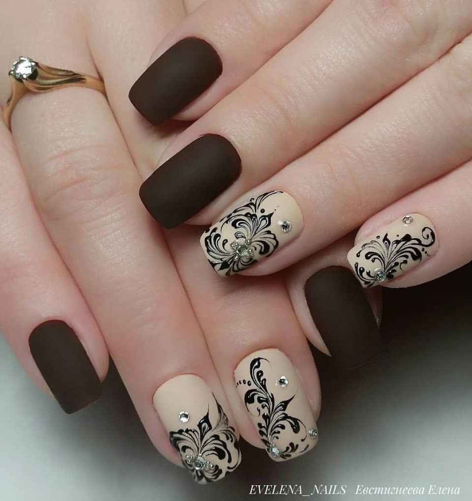 Чёрный маникюр на короткие ногти