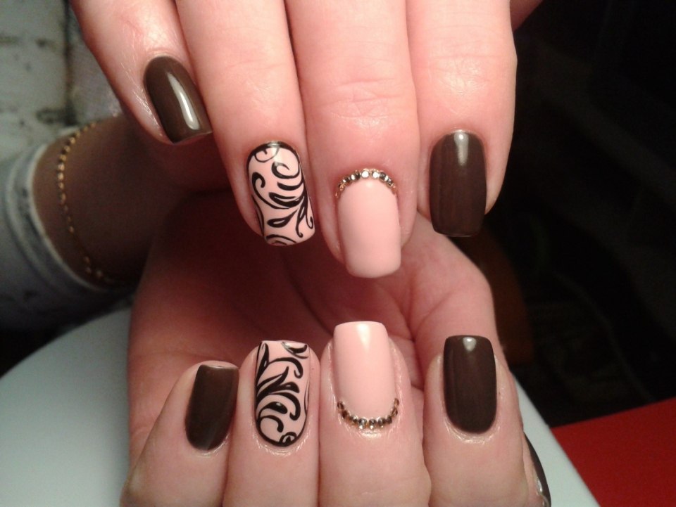 Маникюр коричневый с черным