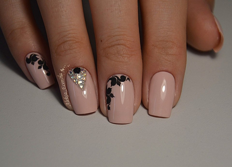 Маникюр бежевый с черным