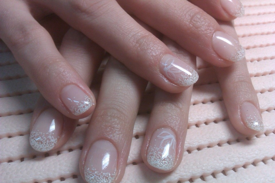 Прозрачное покрытие ногтей