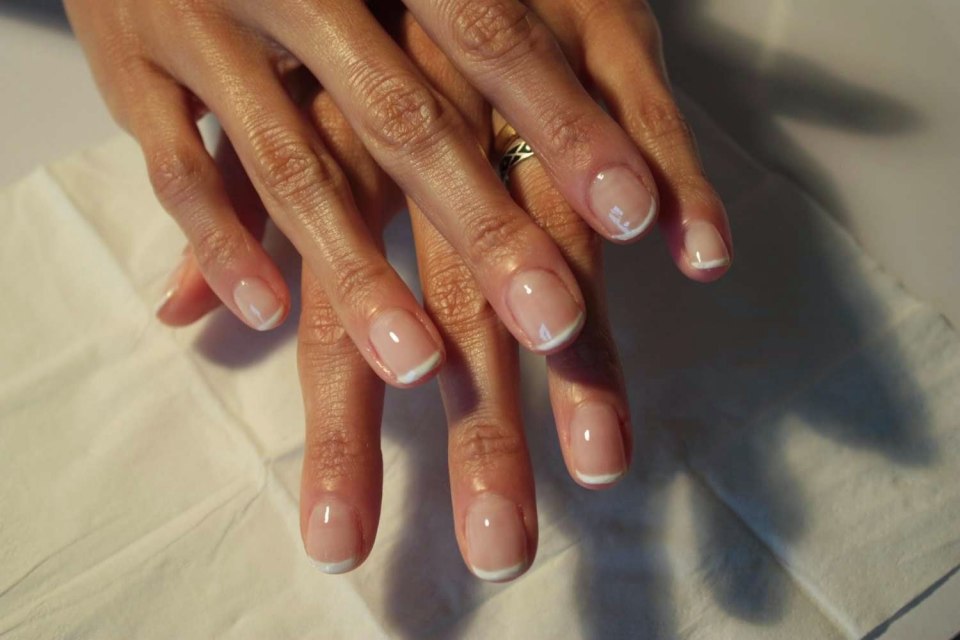 Прозрачный маникюр на короткие ногти