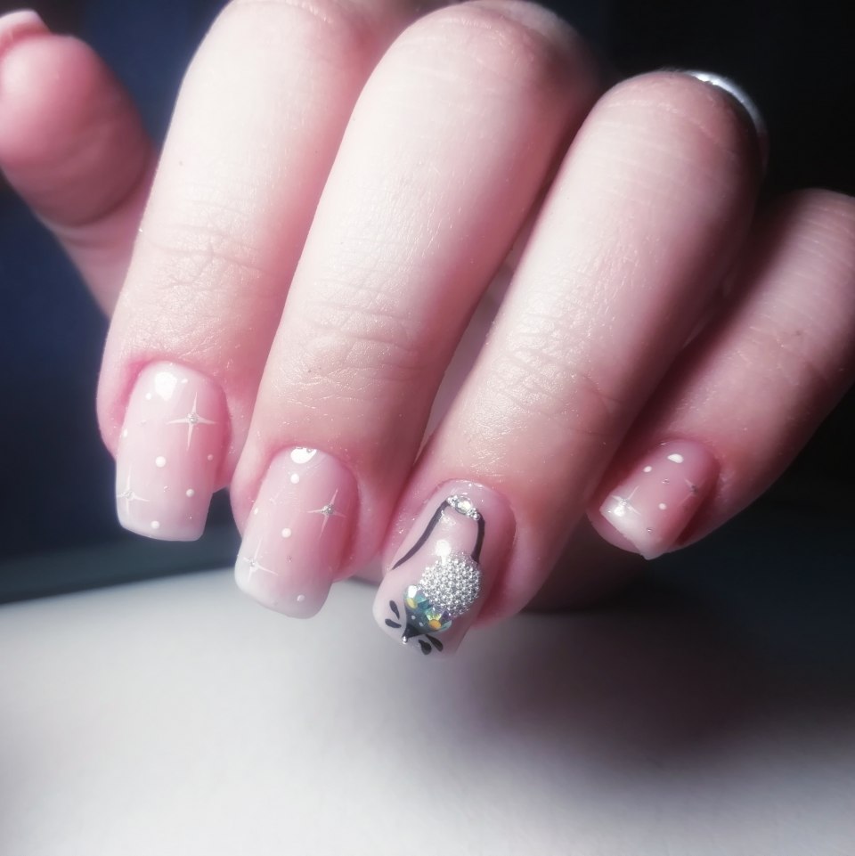 Прозрачный маникюр с блестками 2021