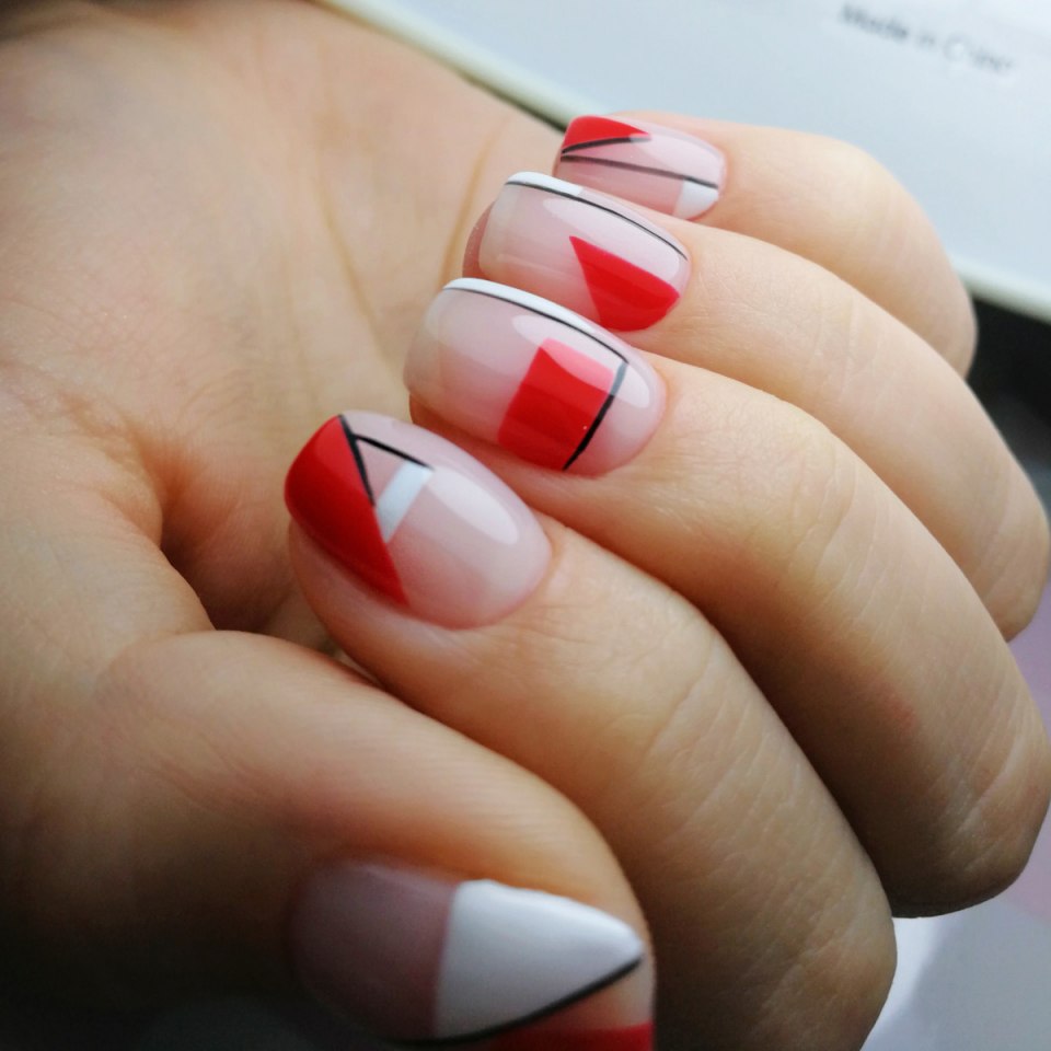 Красный маникюр с абстракцией