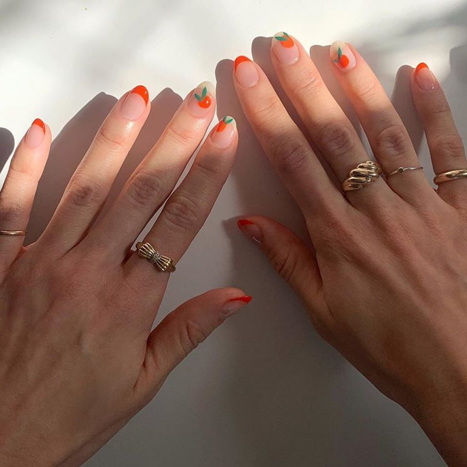 Маникюр с цветочками нежный легкий