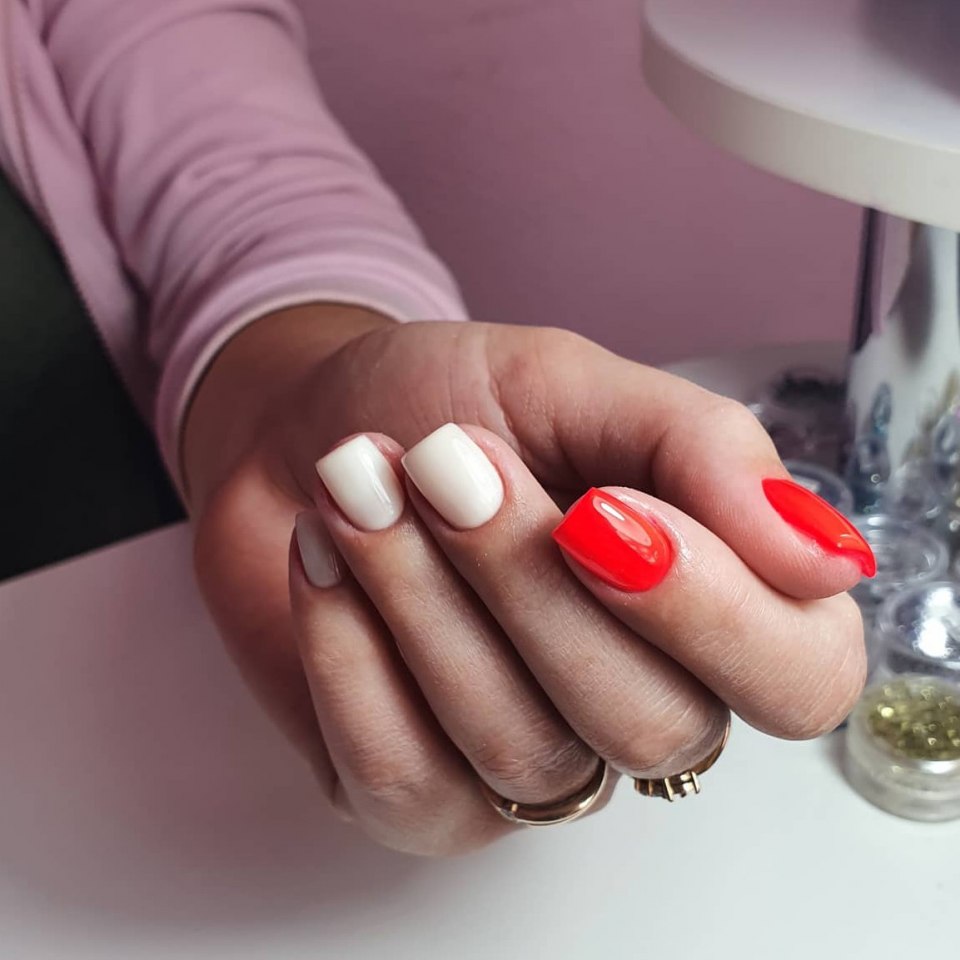 Белый маникюр с ярким акцентом