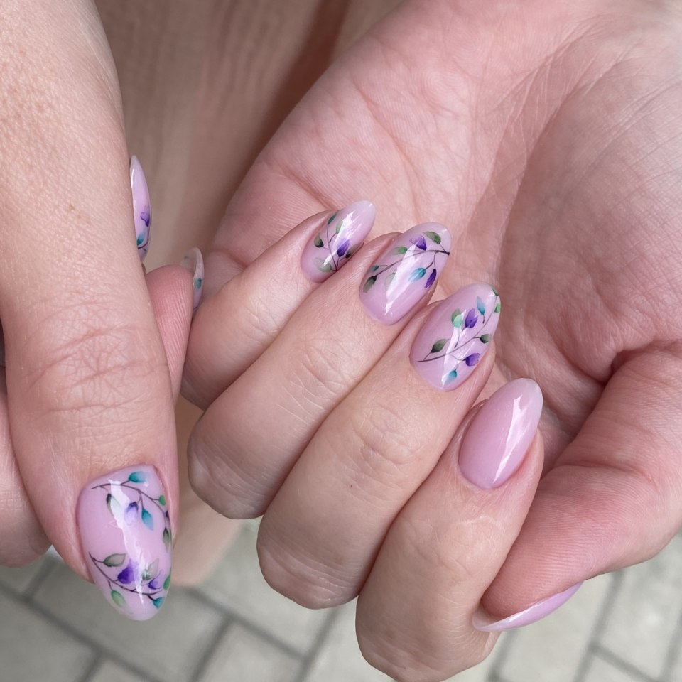 Маникюр естественный с ярким