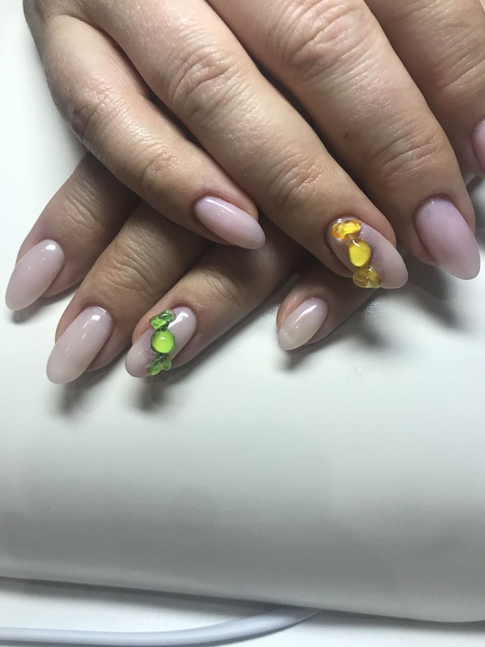 Летний нюдовый маникюр с ярким акцентом 2021