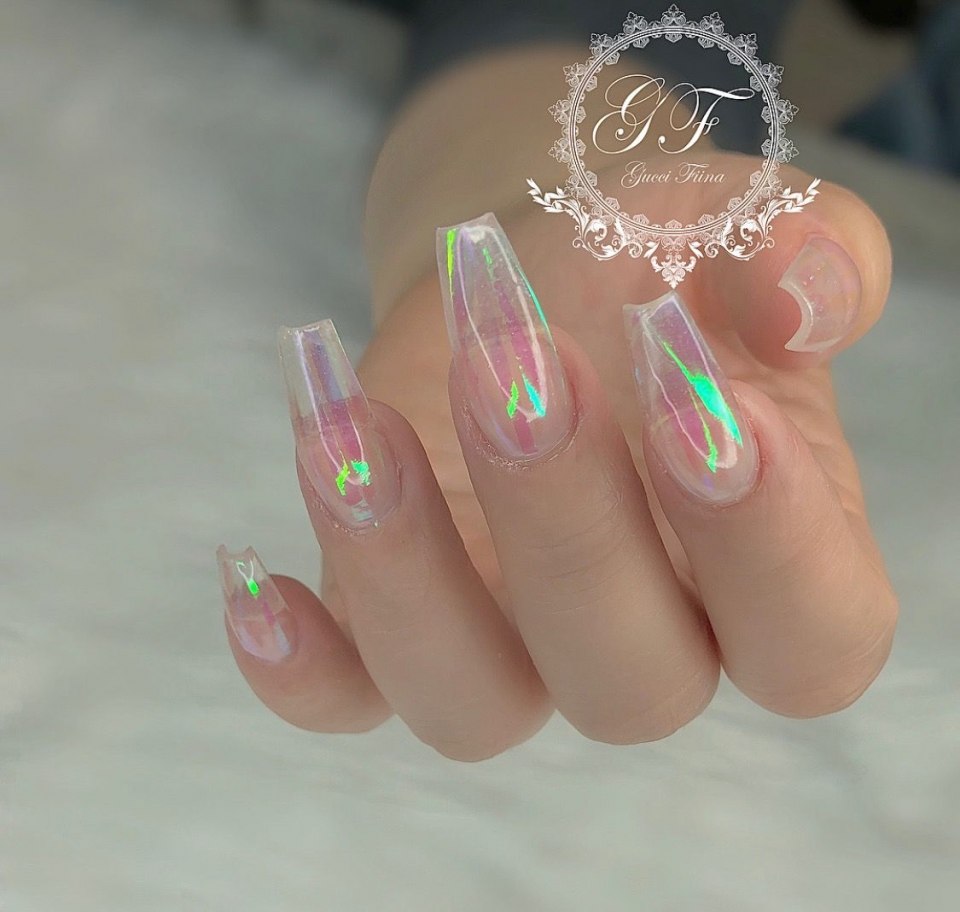Прозрачные ногти яркие