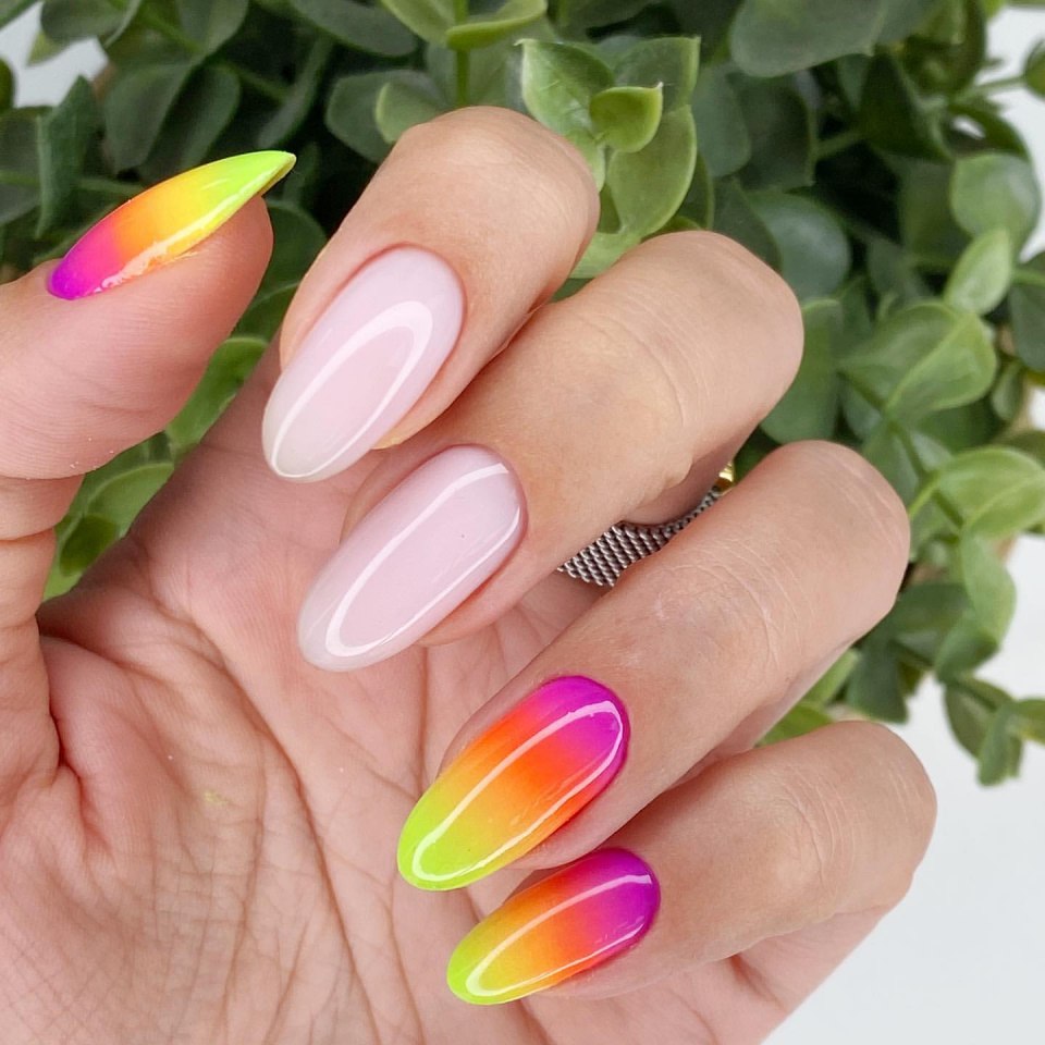 Лента Инстаграм яркая маникюр