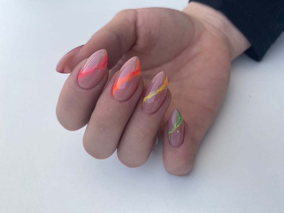 Маникюр нюд с яркими полосками