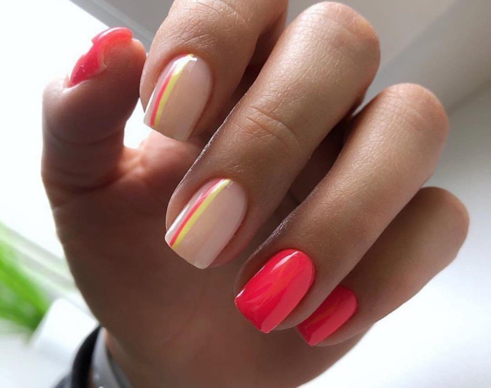 Бежевый маникюр с пайетками